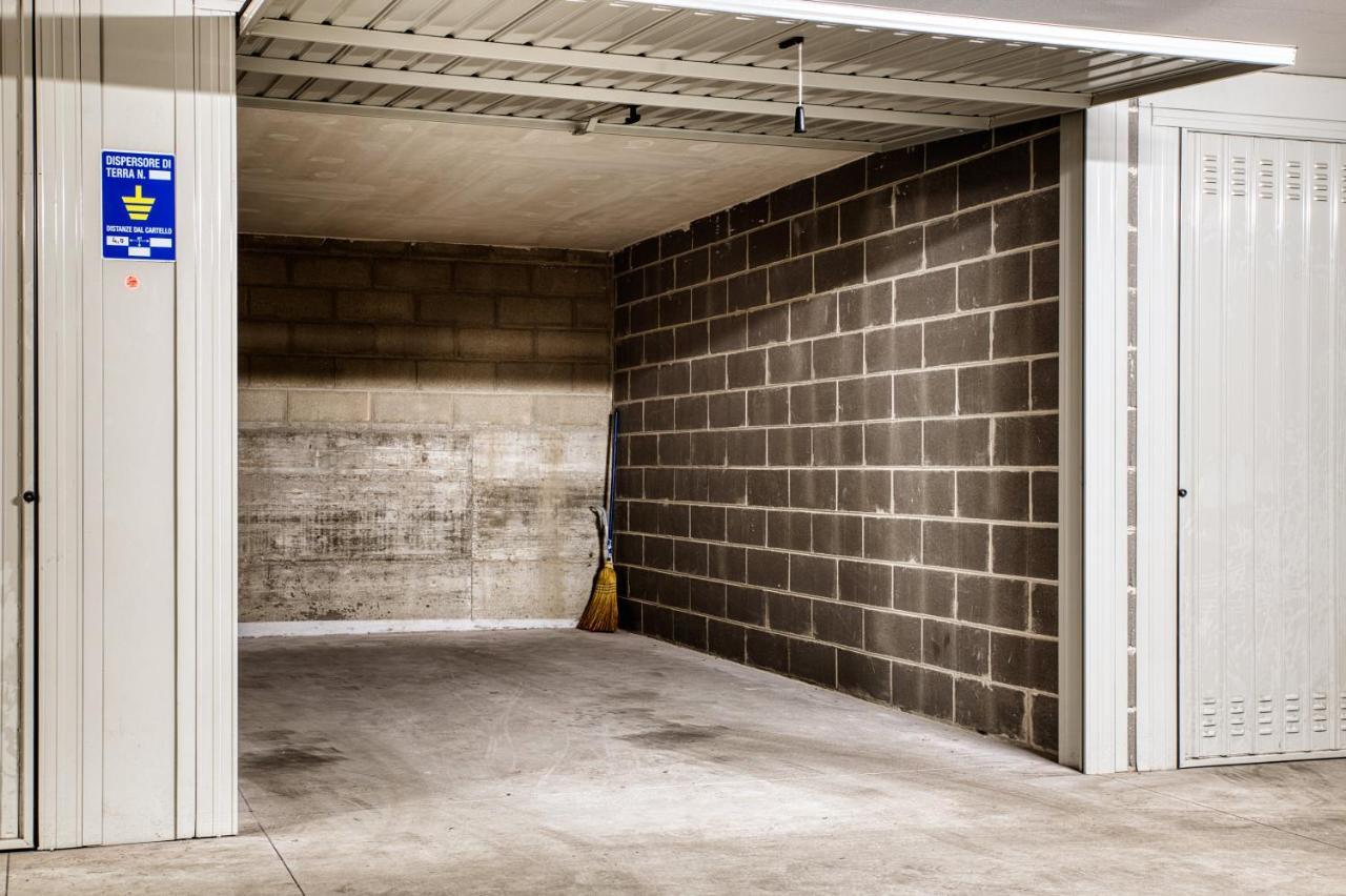 Appartamento Joivy Charismatic 1-Bed Flat With Parking Milano Esterno foto