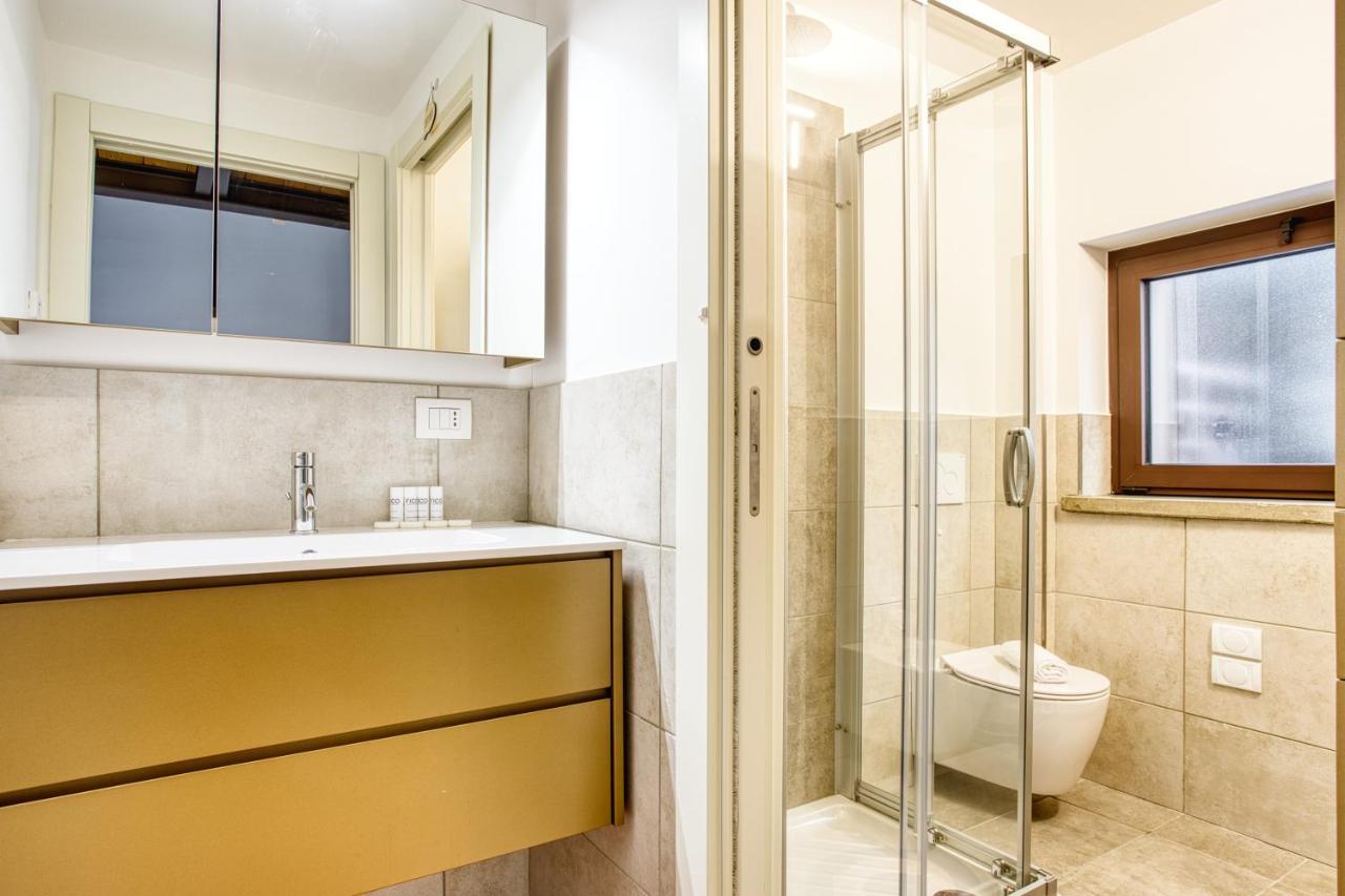 Appartamento Joivy Charismatic 1-Bed Flat With Parking Milano Esterno foto