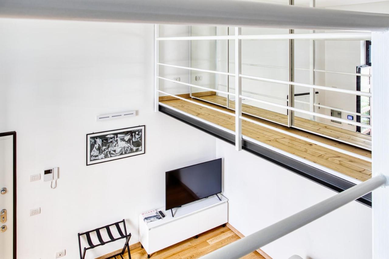 Appartamento Joivy Charismatic 1-Bed Flat With Parking Milano Esterno foto